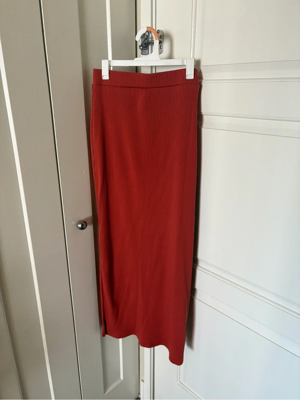 Women’s Ribbed Maxi Skirt in Brick Red